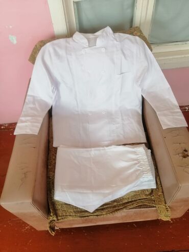 Tibbi geyim: Ağ rəngli aşpaz forması dəsti Məhsulun tərkibi: - Aşpaz köynəyi — 1