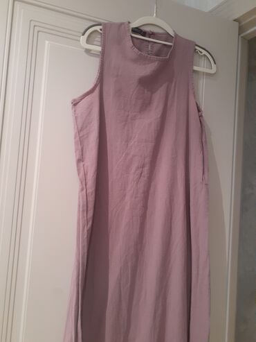 qaqa stili: Mauve/solğun bənövşəyi rəngdə uzun, qolsuz yay donu. Sadə və minimal