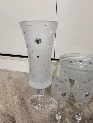 Digər içki üçün qablar: Bokal dəsti. Yenidir. 6 bokal, 1 vaza, 2 mürəbbə qabı, 1 grafin, 2 — 10