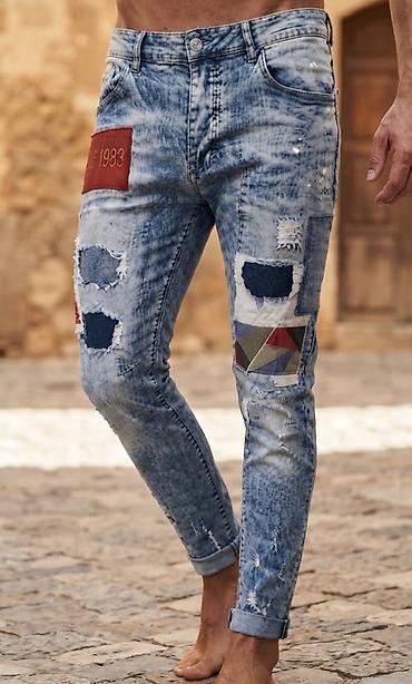 Muške farmerke sa šarenim patch detaljima - Kroj: slim/uskog kroja