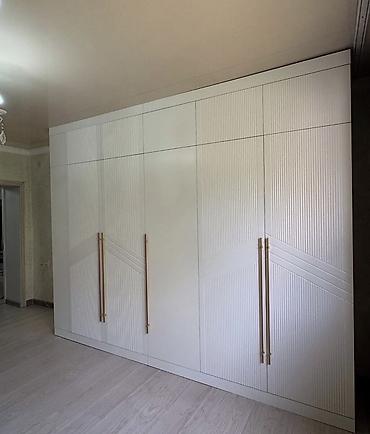 tankdakı qarderob: Mebel dəsti – quraşdırılmış dolab və LED güzgülü konsol - Dizayn — 1