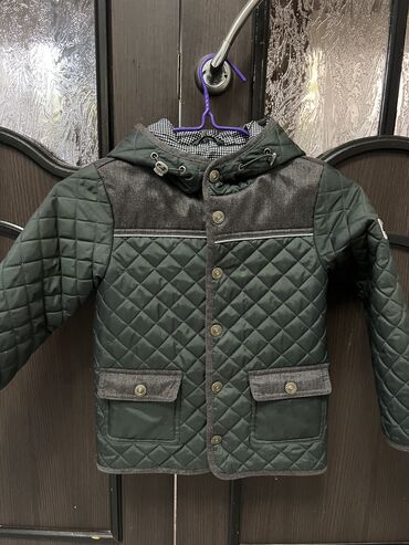 зеленый пиджак: Деми курточка на мальчика (стеганная. )На рост 110-116. Состояние