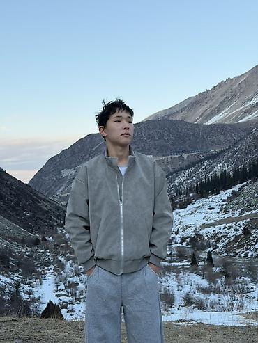 Бомберы: Мужская куртка-бомбер, серо-грязевый оттенок. - Материал: гладкий — 1