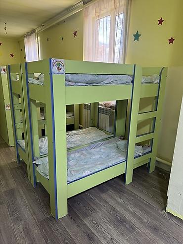 bunk bed: Детские двухъярусные кровати блоками (по 2 спальных места в каждой — 1