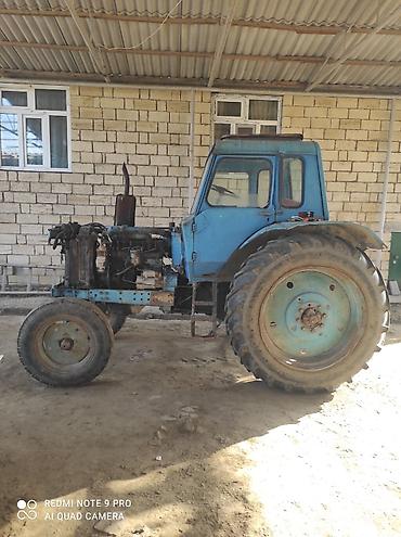Mavi rəngli təkərli kənd təsərrüfatı traktoru - Kabinalı, iki qapılı