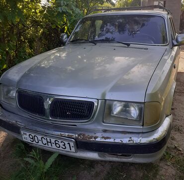 niva 213 mator: Gümüşü rəngli, baqajı olan GAZ 3110 Volga sedanı. Maşın gündəlik