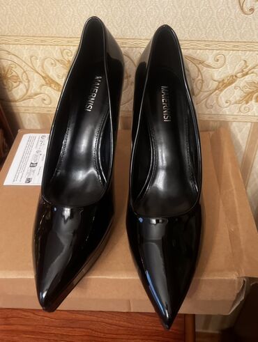 женские закрытые босоножки: Qadın klassik tufli – MAERNISI - Rəng: parlaq qara (lak). - Model: iş