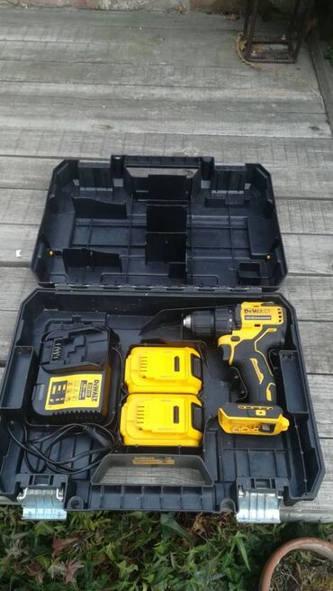 Električne bušilice: Dewalt akumulatorska bušilica sa pratećom opremom. Set uključuje — 1