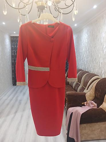 48 razmer don: Qırmızı dəbli qadın kostyum-don 36 bədən - Model: qələm kəsimli, dizə — 2