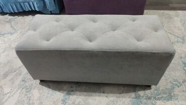 Пуфики: Элегантная банкетка прямоугольной формы, обтянутая мягкой тканью — 6