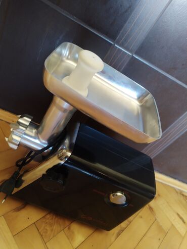 Mašine za mlevenje mesa: Električna mašina za mlevenje mesa marke Coral. Aparat je crne boje sa na lalafo.rs — 5 Mašine za mlevenje mesa: Električna mašina za mlevenje mesa marke Coral. Aparat je crne boje sa — 5