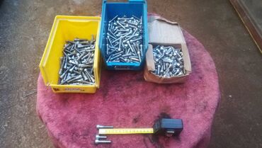 Šrafovi i matice: Opis: Velika količina metalnih šrafova, idealnih za širok spektar — 6