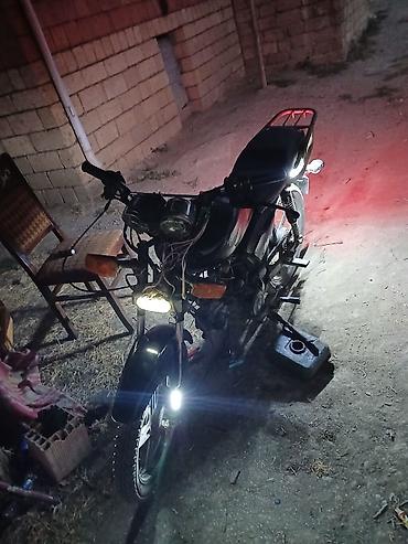 benzinli moped: Moped/motorsiklet – “M50” sinfi, qara rəng. - Həcm: təxminən 50 sm³ — 2