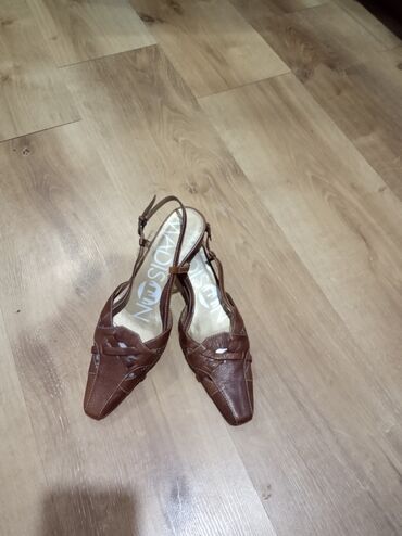 Босоножки, сандалии, шлепанцы: Женская обувь Мюли Бренд: Madison Размер: 37.5 Каблук: 3 см В