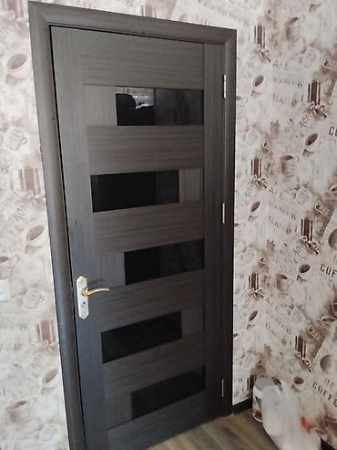 ламинат для пола: Daxili otaq qapısı – tünd qəhvəyi rəngdə, müasir dizayn - Material — 1