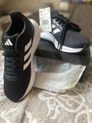 бутса ош: Кроссовкалар, 37.5, Adidas, Жаңы, түсү - Кара, Өзү алып кетүү, Акылуу жеткирүү