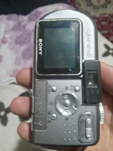 Fotokameralar: Sony Cyber-shot DSC-P10 rəqəmsal fotoaparat Xüsusiyyətlər: - Model — 4