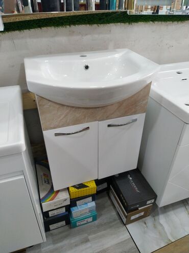 Çanaqlar, tülpanlar: Ağ rəngdə, müasir dizaynlı, dolablı lavabo dəsti. Keramika lavabonun