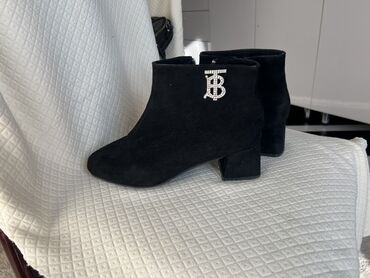 обувь женская сапоги: Ботинки и ботильоны 39, цвет - Черный