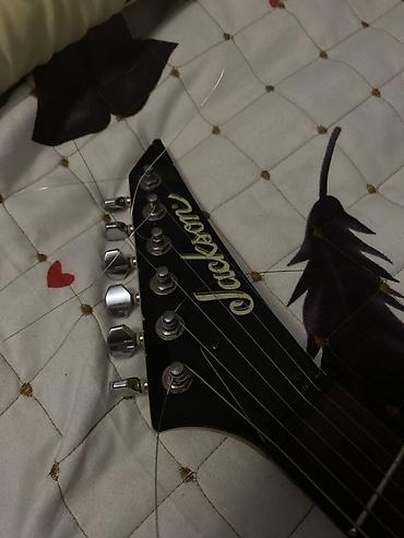 gitara qara: Elektron gitara, 6 sim, İşlənmiş, Ünvandan götürmə — 3