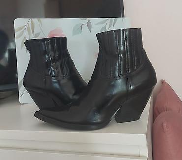 deichmann ugg srbija: Zara Crne ženske kožne kratke čizme sa potpeticom - Materijal: glatka — 1