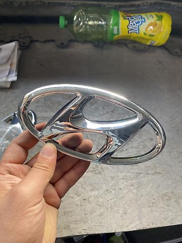 Эмблема Hyundai на автомобиль. Оригинальный фирменный знак в