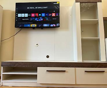 mengene satilir: Ağ rəngdə TV stendi və asma panel ilə divar modulu. tv satılmır — 2