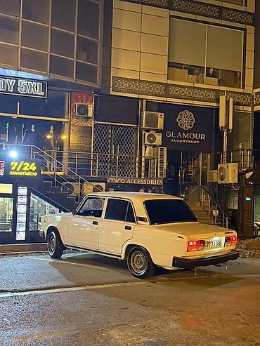 ford sedan: VAZ 2107, ağ rəng, 4 qapılı sedan. İll 2005 Texniki xüsusiyyətlər və — 4