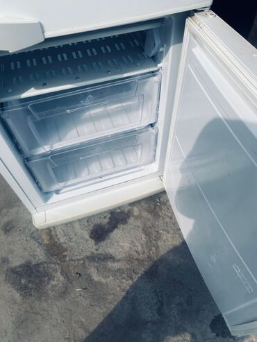 бытовая техника для кухни bosch: Холодильник Indesit, двухкамерный, белый. - Классическая компоновка