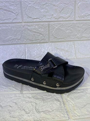 Papuče: Nova kolekcija
1600din.
36-40 — 9