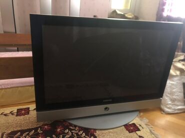 faizsiz kreditle mebeller: İki ədəd Samsung televizoru satılır. Hər ikisinin menyusu açılır. Bir
