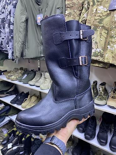 Высокие кожаные сапоги чёрного цвета с усиленной массивной подошвой