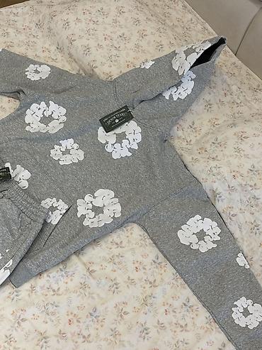 nike tech: Серый спортивный костюм Denim Tears капюшоном и брюками, украшенный — 1