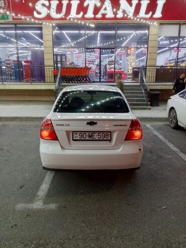 Chevrolet: Chevrolet Aveo LS sedan – ağ rəng, 4 qapı. Əsas xüsusiyyətlər: - — 3