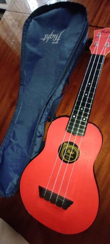 акустический гитара: Продаю укулеле, цвет красный, небольшая, в комплекте идёт чехол