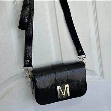 Torbe: Ženska crossbody torba sa metalnim slovom “M” - Model: pravougla — 4