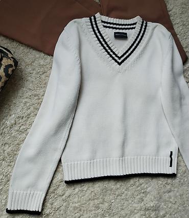 pull i bear: Marco O Polo džemper bele boje sa natpisom brenda na etiketi napred — 6
