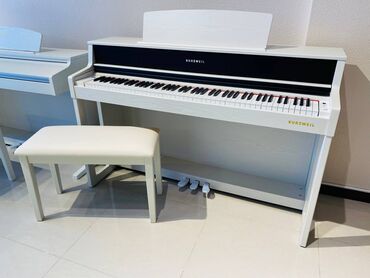 Klassik gitaralar: Koreya istehsali olan dünya şöhrətli Kurzweil pianoları. Sevimli