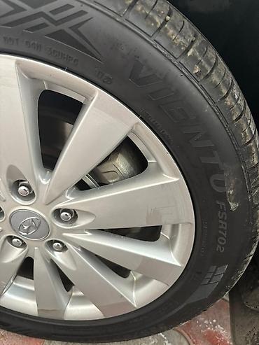 Hyundai: Hyundai Sonata sedan • Korpus: 4 qapılı sedan, metalik boz rəng • — 5