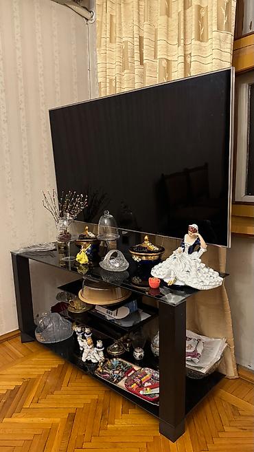 susə dolab: Tv altlığı - Material: parlaq qara şüşə üst və rəflər, möhkəm karkas — 2