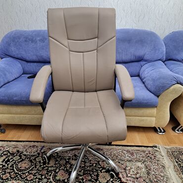 офисные кресло бу: Офис креслолор, Колдонулган, Дөңгөлөктүү, түсү - Саргыч боз, Экокожа