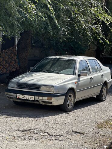 Volkswagen: Volkswagen Vento: 1993 г., 1.8 л, Механика, Бензин, Седан