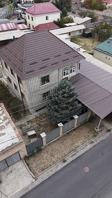 Продажа коттеджей и домов: Просторный двухэтажный дом с деревянным интерьером и классическими — 20
