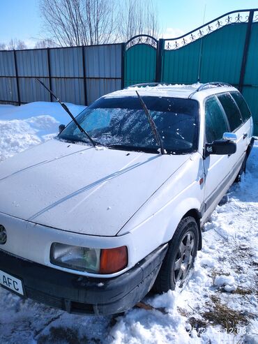 кпп пассат б4: Белый универсал Volkswagen Passat. Имеет люк на крыше и рейлинги для