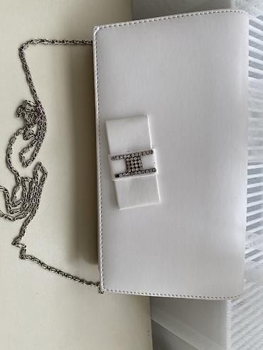 das sekilleri: Ağ rəngli zəncirli çanta/klatç - Minimalist dizayn, düzbucaqlı forma — 1