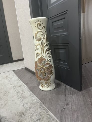 ваза хрустальная: Ваза продаются 
Высота 80см
