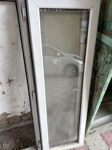 изоляционные материалы: Пластиковое окно с тремя секциями, одна из которых открывается