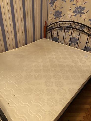 iki nəfərlik çarpayı: Metall çarpayı çarpayı başlığı və ayaq hissəsi ilə - Ölçü: təxmini 2 — 1