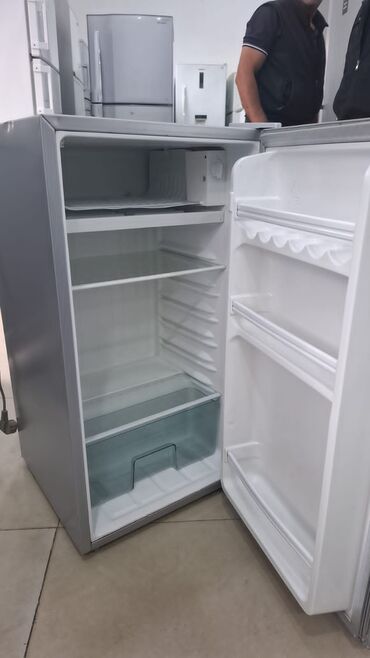 Plitələr və bişirmə panelləri: Kompakt bir qapılı soyuducu - Üst hissədə kiçik dondurucu bölməsi