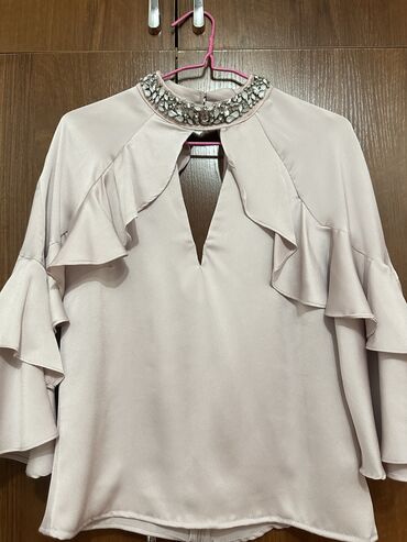 блузка женская размер м: Блузка, Вечерняя, Шелк, Однотонный, С воланами, С пайетками